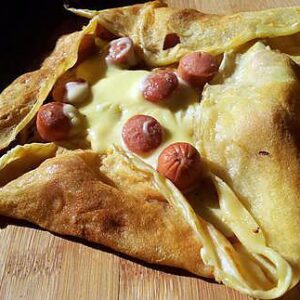 Crêpe fourrée de saucisse et de fromage