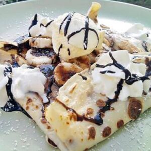 Crépe à la banane coulis de chocolat et noix de coco