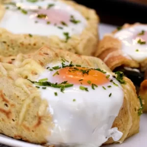 Nids de crêpes chèvre épinards et œuf