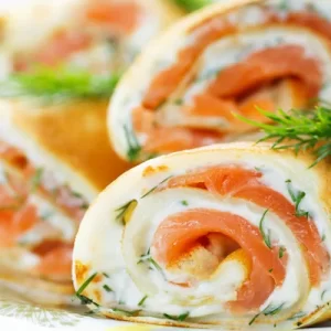 Roulé de crêpes salées au saumon fumé et fromage frais